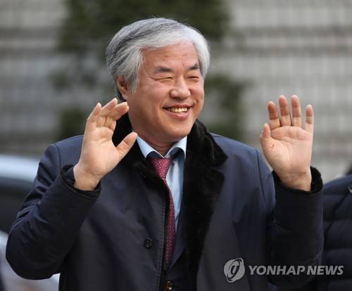 전광훈 영장실질심사 출석 (서울=연합뉴스) 박동주 기자 = 공직선거법 위반 혐의를 받는 전광훈 한국기독교총연합회 대표회장 목사가 24일 오전 서초구 서울중앙지법에서 열린 구속 전 피의자 심문(영장실질심사)에 출석하며 취재진의 질문에 답하고 있다. 2020.2.24 pdj6635@yna.co.kr