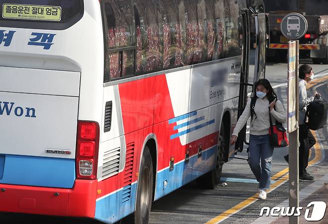21일 오후 울산시 남구 무거동 신복로터리 중간 정류소에 정차한 시외·고속버스에서 마스크를 쓴 승객들이 하차하고 있다. 2020.2.21/뉴스1 © News1 윤일지 기자