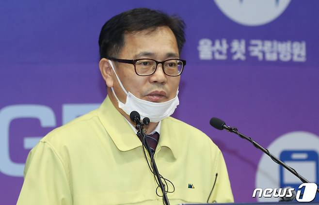 이형우 울산시 복지여성건강국장이 25일 오후 시청 프레스센터에서 신종 코로나바이러스 감염증(코로나19) 울산 확진자 역학조사 내용과 대응 상황에 대해 브리핑하고 있다. 2020.2.25/뉴스1 © News1 윤일지 기자