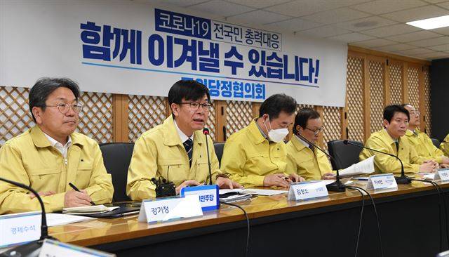 김상조 청와대 정책실장이 25일 서울 여의도 더불어민주당사에서 열린 신종 코로나바이러스 감염증(코로나19) 대응 고위당정협의회에서 발언하고 있다. 왼쪽부터 강기정 청와대 정무수석, 김상조 청와대 정책실장, 민주당 이낙연 코로나19재난안전대책위원장, 이해찬 대표, 이인영 원내대표, 홍남기 경제부총리. 연합뉴스