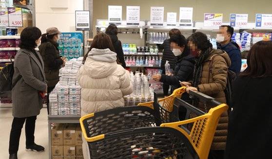 24일 서울의 한 대형마트 위생용품 판매대에 시민들이 몰려있다. 마스크는 품절. [연합뉴스]