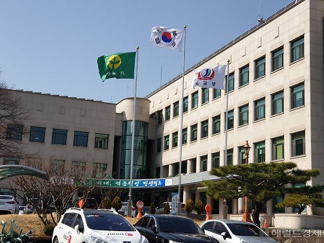 지난 24일 경북 청도 청도군청의 모습. 인근에서 만난 공무원들은 모두 힘겨워 보였다. 김병진 기자/kbj7653@heraldcorp.com