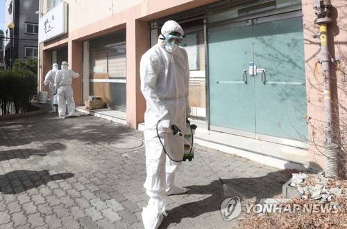 울산서 3번째 코로나19 확진자 발생…28세 중구 거주 (울산=연합뉴스) 김용태 기자 = 지난 24일 오전 신종 코로나바이러스 감염증(코로나19) 울산 두 번째 확진자의 거주지인 울산시 중구 다운동 한 아파트 상가 주변을 보건소 관계자들이 방역하고 있다. yongtae@yna.co.kr