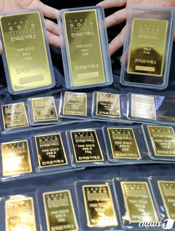 (서울=뉴스1) 박지혜 기자 = 신종 코로나바이러스감염증(코로나19)의 공포가 금융시장의 불안심리를 자극하면서 대표적인 안전자산의 금 가격이 사상 최고가를 경신하고 있다.24일 오후 서울 종로구 한국금거래소에 골드바가 진열되어 있다.금값은 지난주 2거래일 연속 최고가 기록을 갈아치운데 이어, 또다시 최고가를 기록하고 있다. 2020.2.24/뉴스1 <저작권자 © 뉴스1코리아, 무단전재 및 재배포 금지>