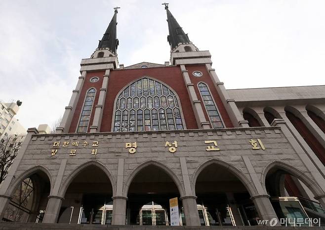 명성교회 부목사 1명과 신도 5명이 '코로나19' 확진자가 대거 발생한 경북 청도 대남병원 장례식장을 다녀온것으로 알려진 24일 오후 서울 강동구 명성교회에 주일예배를 제외한 모든 모임 중단과 새벽예배 중단 안내문구가 붙어있다. / 사진=김휘선 기자 hwijpg@