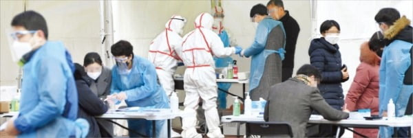 < 혹시 나도? 명성교회 앞 선별진료소 ‘북적’  > 26일 서울 강동구 명일동 명성교회 앞에 설치된 코로나19 선별진료소에서 시민들이 진료를 받고 있다. 강동구는 지난 25일 명성교회에 있는 부목사가 확진 판정을 받자 이날 임시 선별진료소를 명성교회 앞에 설치했다.  /김범준 기자 bjk07@hankyung.com