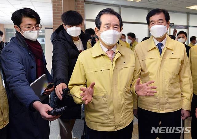 [대구=뉴시스] 이무열 기자 = 정세균 국무총리가 27일 오후 신종 코로나바이러스 감염증(코로나19) 확산을 우려해 중국인 유학생 보호,관리 점검을 위해 경북 경산시 영남대학교 유학생 보호 생활관을 찾아 현장 점검을 하고 있다. 2020.02.27.lmy@newsis.com