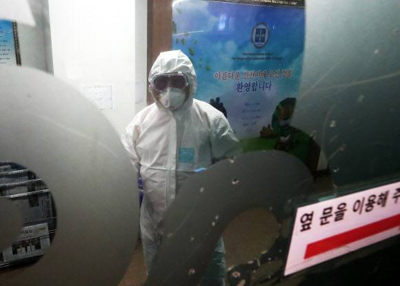 신천지교회 강제 역학조사  - 경기도 역학조사관이 25일 과천 별양동의 한 쇼핑센터에 위치한 신천지교회 부속기관에 진입해 코로나19 역학조사를 벌이고 있다. 이번 조사는 지난 16일 신천지교회 과천본부 대규모 예배에 참석했던 안양 거주자가 확진환자로 분류되면서 나온 조치다. 도는 당시 과천 예배에 참석한 교인 1만명 명단과 자료를 확보하고 출석 신도들에 대한 격리 및 감염검사를 신속히 진행할 방침이다.연합뉴스