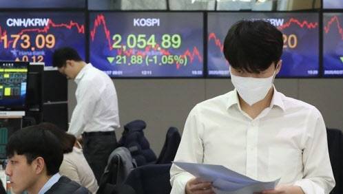 27일 서울 중구 명동 하나은행 본점 딜링룸에서 마스크를 쓴 딜러가 업무를 보고 있다. (사진=연합뉴스)