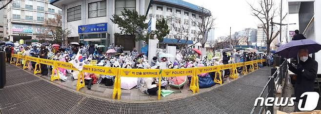 종로경찰서 앞에서 항의 집회 중인 범투본 © 뉴스1 정지형 수습기자