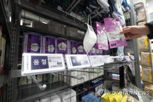 지난달 29일 대구 시내 한 대형마트 마스크 진열대에서 일부 제품이 동나 진열대가 비어있다. 해당 마트 관계자에 따르면 신종코로나에 대한 시민들의 우려가 커지며 이번 주 들어 마스크 매출이 지난주보다 30%가량 늘어난 것으로 집계됐다. [연합뉴스 자료사진]