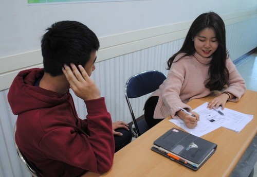신한고2 강민주 학생(오른쪽)이 친구에게 또래상담 방법을 알려주고 있다.