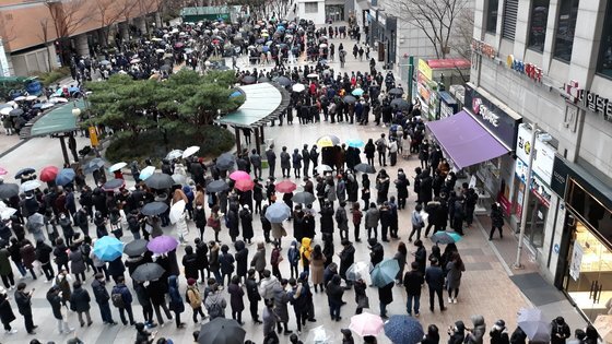 28일 서울 양천구 목동 행복한백화점에서 시민들이 마스크를 구매하기 위해 길게 줄지어 서 있다.[뉴시스]