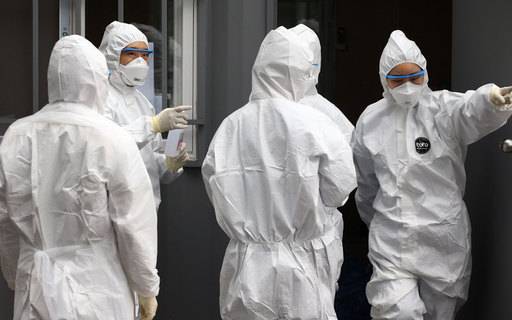 선별진료소에서 의료진이 신종 코로나바이러스 감염증(코로나19) 의심 환자 검사 준비를 하고 있다. 연합뉴스