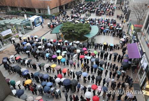 '코로나 때문에, 마스크 때문에' (서울=연합뉴스) 류효림 기자 = 비가 내리는 28일 서울 양천구 목동 행복한백화점에서 열린 마스크 긴급 노마진 판매 행사에서 시민들이 마스크를 구매하기 위해 길게 줄을 서 있다. ryousanta@yna.co.kr