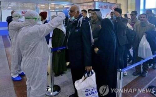 이란발 이라크착 항공편 승객에 대한 체온 검사 [AP=연합뉴스 자료사진]