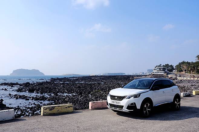 푸조 3008과 함께 제주도의 해안도로를 달렸다.