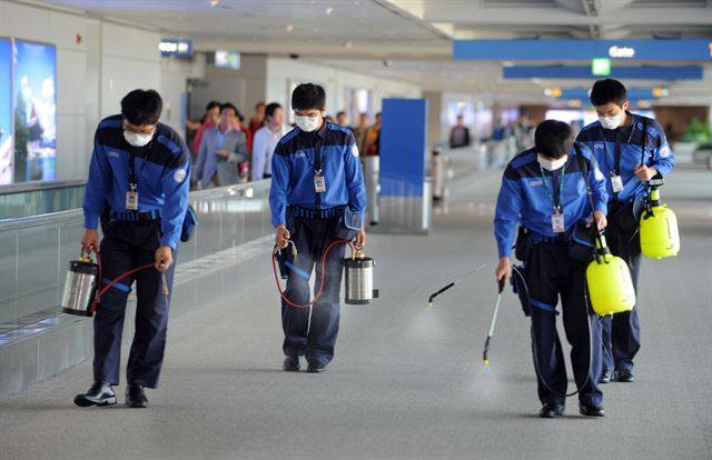 [신종플루] 2009년 5월 인천국제공항 입국장에서 공업용 살균제 닥터솔류션 액을 이용해 소독작업을 하고 있다. 한국일보 자료사진