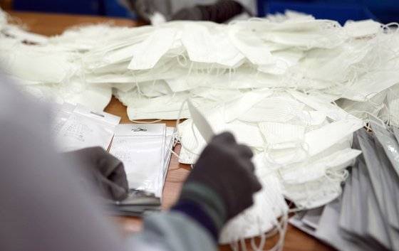 이 사진은 기사와 관련이 없습니다. 마스크 공장. [연합뉴스]