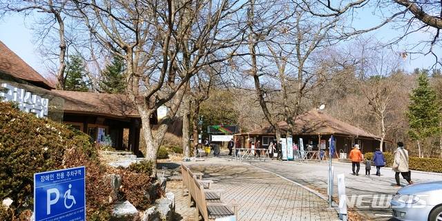 [포천=뉴시스] 이호진 기자 = 정부가 코로나19 확산 방지를 위해 대규모 종교행사 및 외출 자제 등을 당부한 29일 경기 포천시의 국립수목원에 다중이용시설 대산 야외로 나온 인파가 몰려 북새통을 이루고 있다. 2020.02.29. asake@newsis.com