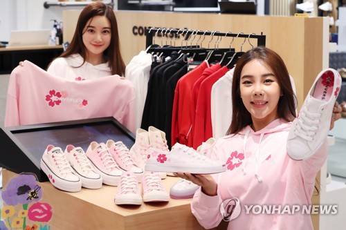화사한 벚꽃 스니커즈·의류 2월 18일 서울 중구 롯데백화점 본점에서 모델들이 벚꽃 문양이 들어간 스니커즈와 의류를 선보이고 있다.[연합뉴스 자료사진]
