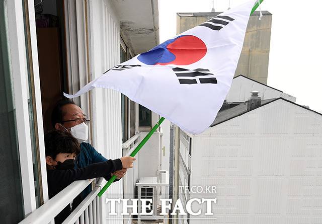 3.1절 101주년을 맞은 1일 오전 경기도 수원의 한 가정에서 할아버지와 손자가 태극기를 게양하고 있다./수원=임영무 기자