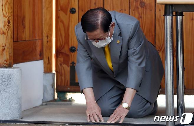 이만희 신천지예수교 증거장막성전(신천지) 총회장이 2일 오후 경기도 가평군 신천지 연수원 '평화의 궁전'에서 기자회견을 열고 큰 절을 하며 사죄를 하고 있다. 이 총회장이 손목에 찬 '박근혜 시계'가 눈길을 끈다. 2020.3.2/뉴스1 © News1 허경 기자