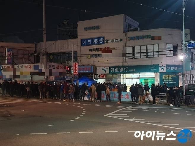 2일 새벽 4시 지하철 7호선 남구로역 인력시장을 찾은 근로자들이 일자리를 구하기 위해 대기하고 있다. [사진=김서온 기자]