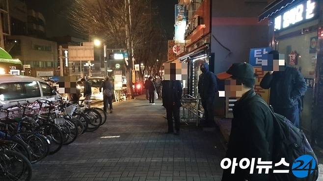 2일 새벽 4시 남구로역 인력시장을 찾은 근로자들이 건설현장 일자리를 구하기 위해 인력사무소와 현장소장의 연락을 기다리고 있다. [사진=김서온 기자]