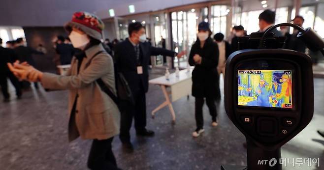 &nbsp;코로나19 확산이 지속되고 있는 가운데 2일 오전 오픈한 경기 수원 갤러리아백화점 광교점 입구에서 관계자들이 체온 측정을 하고 있다. / 사진=김창현 기자 chmt@