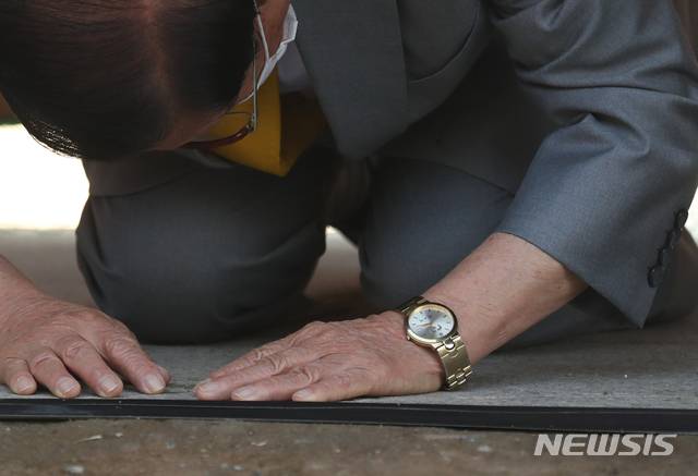 [가평=뉴시스]김선웅 기자 = 이만희 신천지예수교 증거장막성전 총회장이 2일 오후 경기 가평 평화연수원에서 코로나19 관련 기자회견을 하고 있다. 손목에는 봉황 무늬가 새겨진 '박근혜 시계'를 차고 있다. 2020.03.02. photo@newsis.com