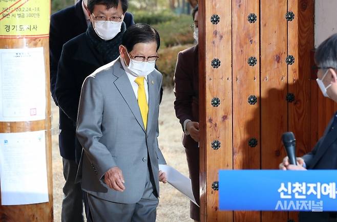 이만희 총회장이 2일 오후 경기 가평군 신천지 평화의 궁전에서 가진 코로나바이러스 감염증(코로나19) 사태 관련 기자회견에 참석하고 있다. ⓒ 박정훈 기자