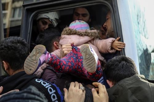 터키 이스탄불서 버스를 타고 그리스 국경으로 가려는 난민들 [아나돌루=연합뉴스]