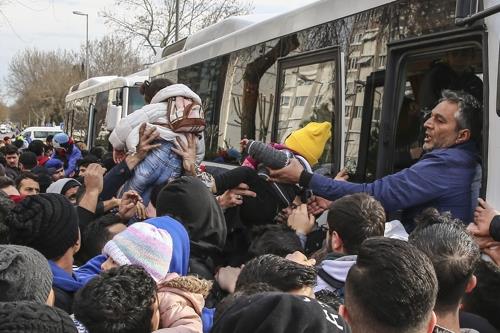 터키 이스탄불에서 버스를 타고 그리스 국경으로 가려는 난민들 [아나돌루=연합뉴스]