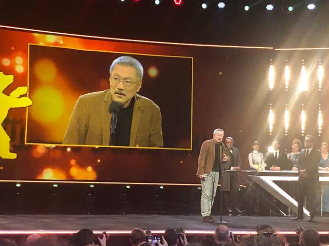 홍상수 감독의 '도망친 여자'는 결혼 후 한 번도 떨어져 지낸 적 없었던 남편이 출장을 간 사이, 두 번의 약속된 만남과 한 번의 우연한 만남을 통해 과거 세 명의 친구들을 만나게 되는 감희(김민희 분)를 따라가는 내용이다. 김민희와 서영화 송선미 김새벽 권해효 등이 출연했다. /화인컷 제공