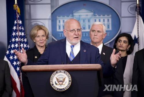 백악관에서 코로나19 브리핑하는 로버트 레드필드 미국 질병통제예방센터(CDC) 소장 [신화=연합뉴스]