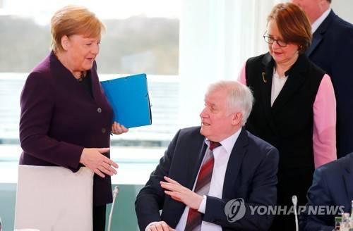 앙겔라 메르켈 독일 총리의 악수를 거절하는 호르스트 제호퍼 독일 내무장관 [로이터=연합뉴스]