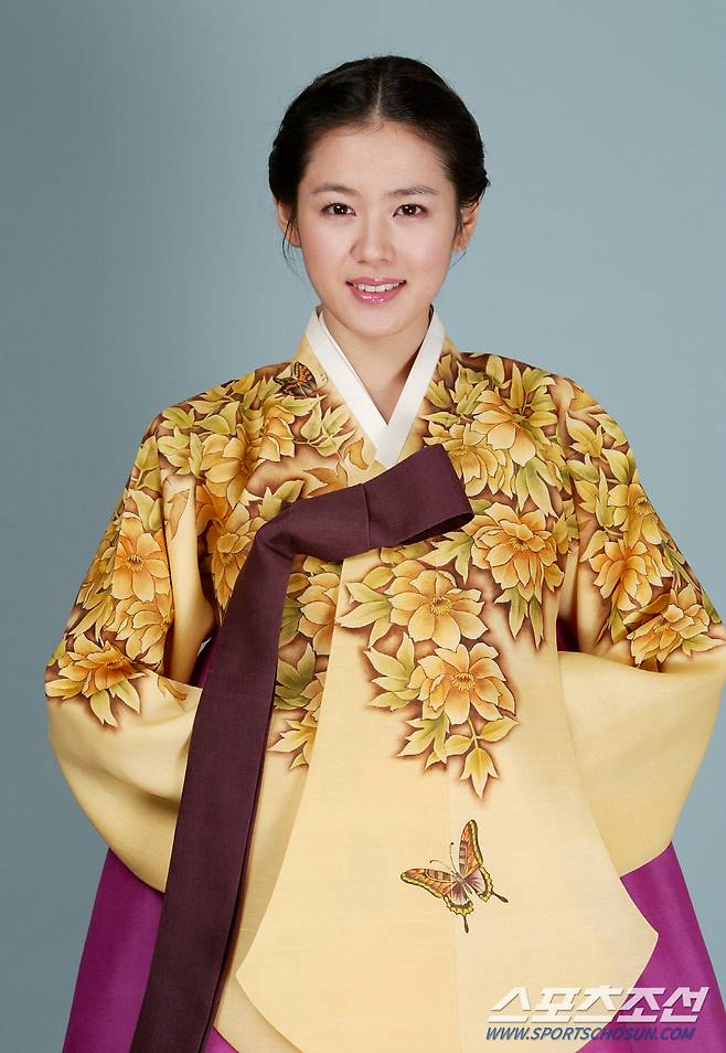 그해 제일 예쁜 여배우와 찍는 새해 한복 사진. 2003년 겨울의 주인공은 손예진이었다.