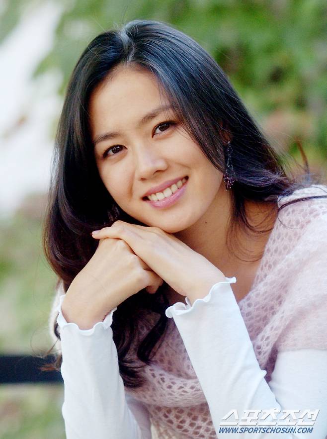 2004년 10월 어느날의 손예진. 데뷔 3년 만에 훌쩍 성숙해진 미소를 지었다.