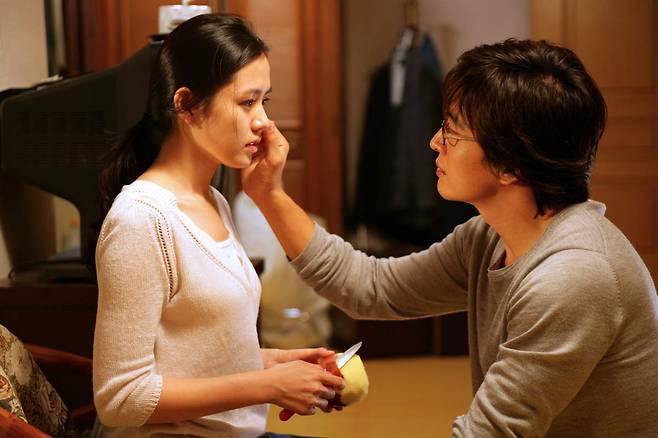 2005년 영화 '외출'. 교통사고를 당한 두 남녀의 배우자가 서로 사랑에 빠지는 파격적인 멜로를 배용준과 연기했다. 청춘 로맨스물에서 벗어나 연기의 폭을 넓힌 24세의 손예진.