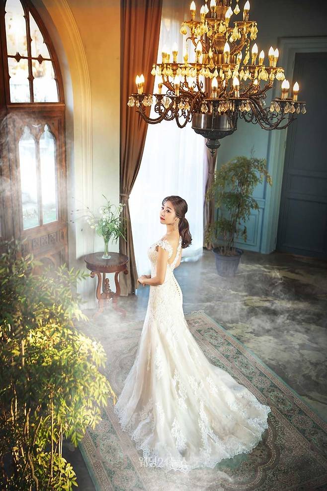 사진 : 웨딩드레스 페르테레이, 포토그래퍼 이창훈(더청담스튜디오), 턱시도 해리슨테일러, 한복 비단향, 헤어&메이크업 미즈노블, 모델 이귀주, 이승훈. 영상 웨딩미, 제품협찬 앙뜨, 이로스타일. 플라워 로더플라워