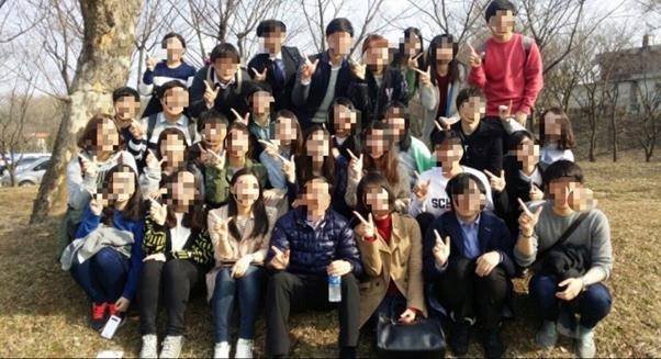 2015년 3월 대구 신천지 다대오지파장이 대학부 청년들과 함께 찍은 단체사진. 사진 속 인물들이 모두 엄지와 검지를 사용해 브이 사인을 하는 신천지 특유의 포즈를 취하고 있다. 독자 제공