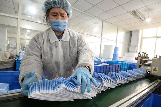 지난달 28일 중국 허베이성 한단시의 한 마스크 공장에서 노동자가 작업을 하고 있다. 일본은 그동안 일본 국내 수요의 70%를 중국산 마스크에 의존해왔다. [AFP=연합뉴스]
