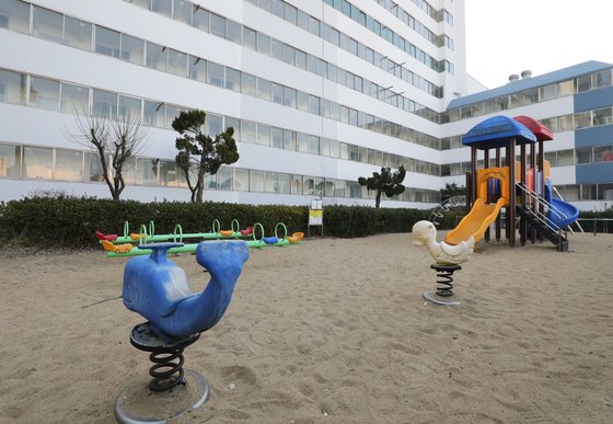 2월 10일 신종 코로나바이러스 감염증 확진자 일가족이 거주한 경기도 시흥의 한 아파트 놀이터에 적막감이 흐르고 있다. 뉴스1
