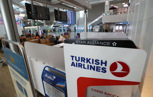 터키가 1일 신종 코로나바이러스 감염증(코로나19) 유입 방지를 위해 한국을 오가는 항공편 운항을 전격 중단하면서 인천국제공항 출국장 터키항공 카운터가 썰렁하다. 연합뉴스