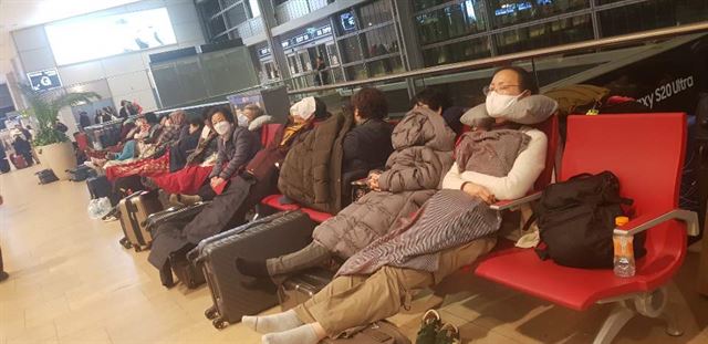 한국인 관광객들이 지난달 22일(현지시각) 이스라엘 텔아비브 벤구리온 공항에서 의자에 앉아 잠을 청하고 있다. 독자 제공