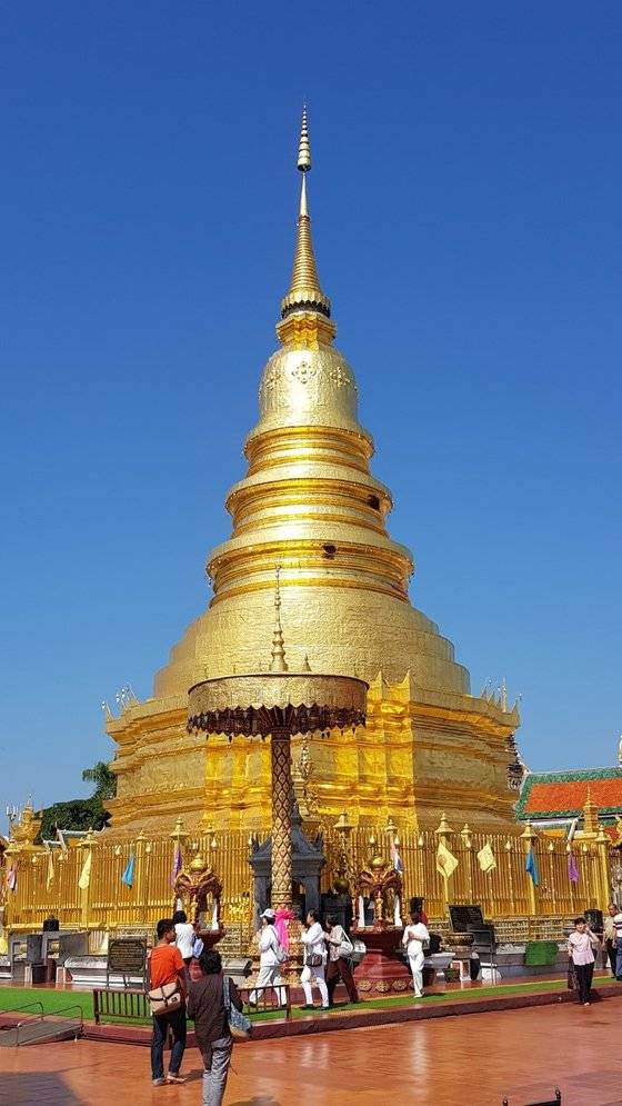 람푼 ‘왓 프라탓하리푼차이’ 사원에 있는 황금 불탑. [사진 조남대]