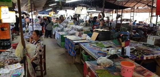 숙소로 돌아오는 도중 길 가에 있는 커다란 재래시장 내부.