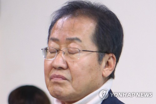 눈 감은 홍준표 (양산=연합뉴스) 박정헌 기자 = 홍준표 전 자유한국당(미래통합당) 대표가 5일 오후 양산시청 프레스센터에서 공약 발표 기자회견을 하던 도중 눈을 감고 있다. 2020.3.5 home1223@yna.co.kr