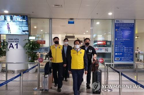 "격리 국민 애로 해소" 신속대응팀 베트남 도착 (하노이=연합뉴스) 민영규 특파원 = 신종 코로나바이러스 감염증(코로나19) 사태와 관련해 베트남의 시설에 격리된 한국민을 지원하기 위해 현지로 파견된 정부 신속대응팀이 5일 저녁 하노이 국제공항에 마중 나온 박노완 주베트남 대사(맨 앞)와 함께 입국장을 나서고 있다. 3개 팀 12명으로 구성된 신속대응팀은 이날 태국 방콕을 경유해 하노이와 호찌민, 다낭에 잇달아 도착했다. 2020.3.5 youngkyu@yna.co.kr